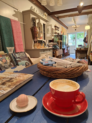 BAZAREN antik & café in Søby, Ikast-Brande