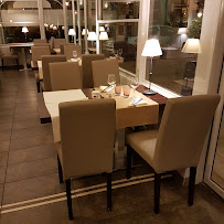 Atmosphère du Restaurant Logis Hôtel le Cours à Saint-Gilles - n°12