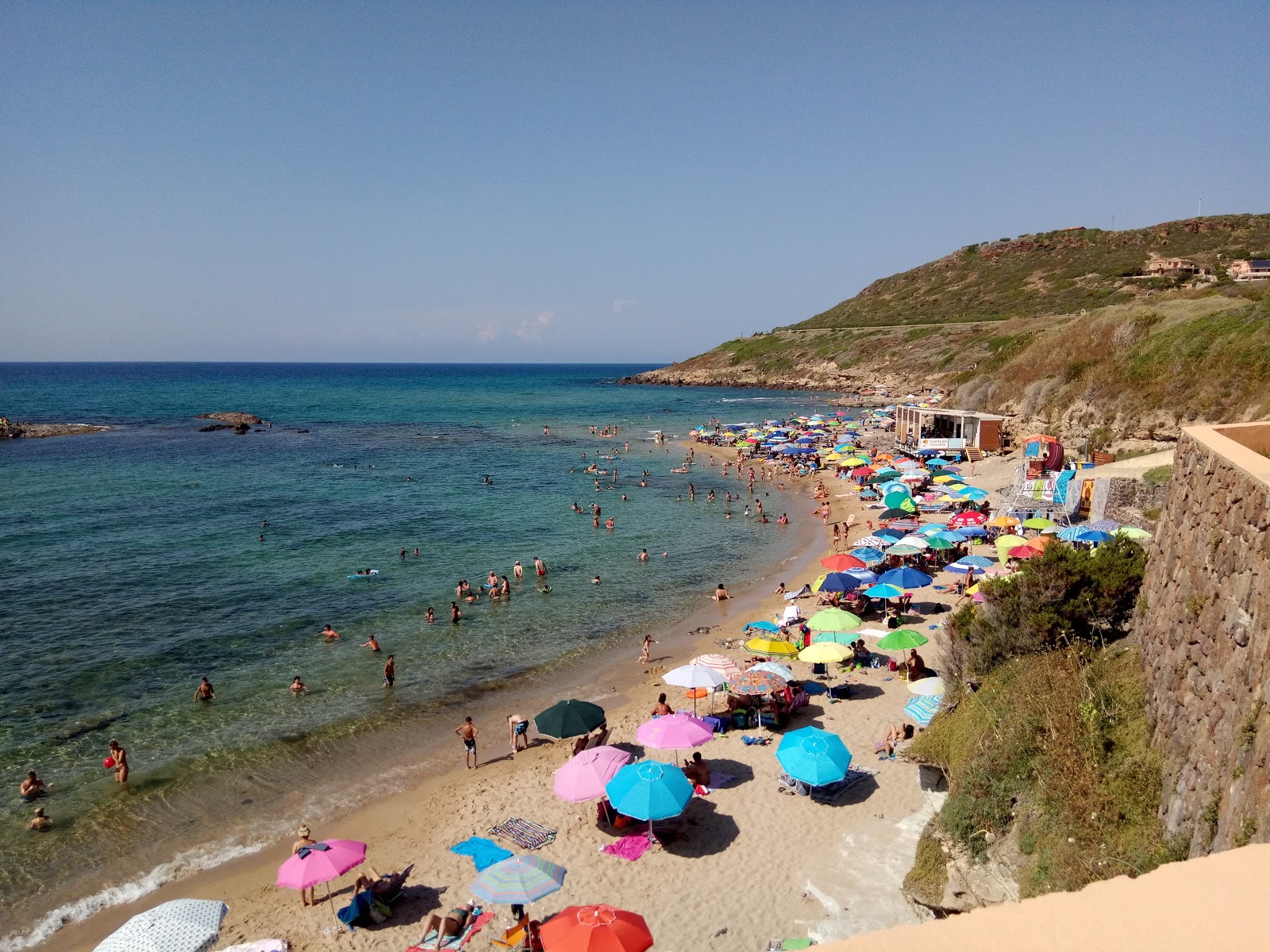 Foto van Spiaggia di Ampurias met ruim strand