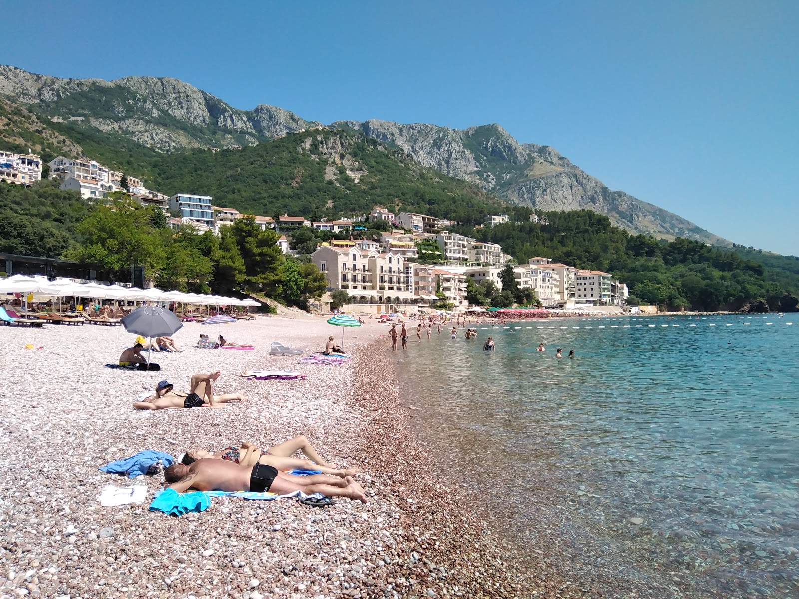 Zdjęcie Sveti Stefan beach z powierzchnią brązowy drobny kamyk