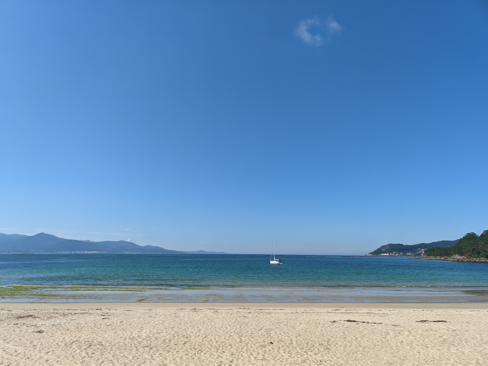 Foto di Praia de Ventin con una superficie del sabbia bianca