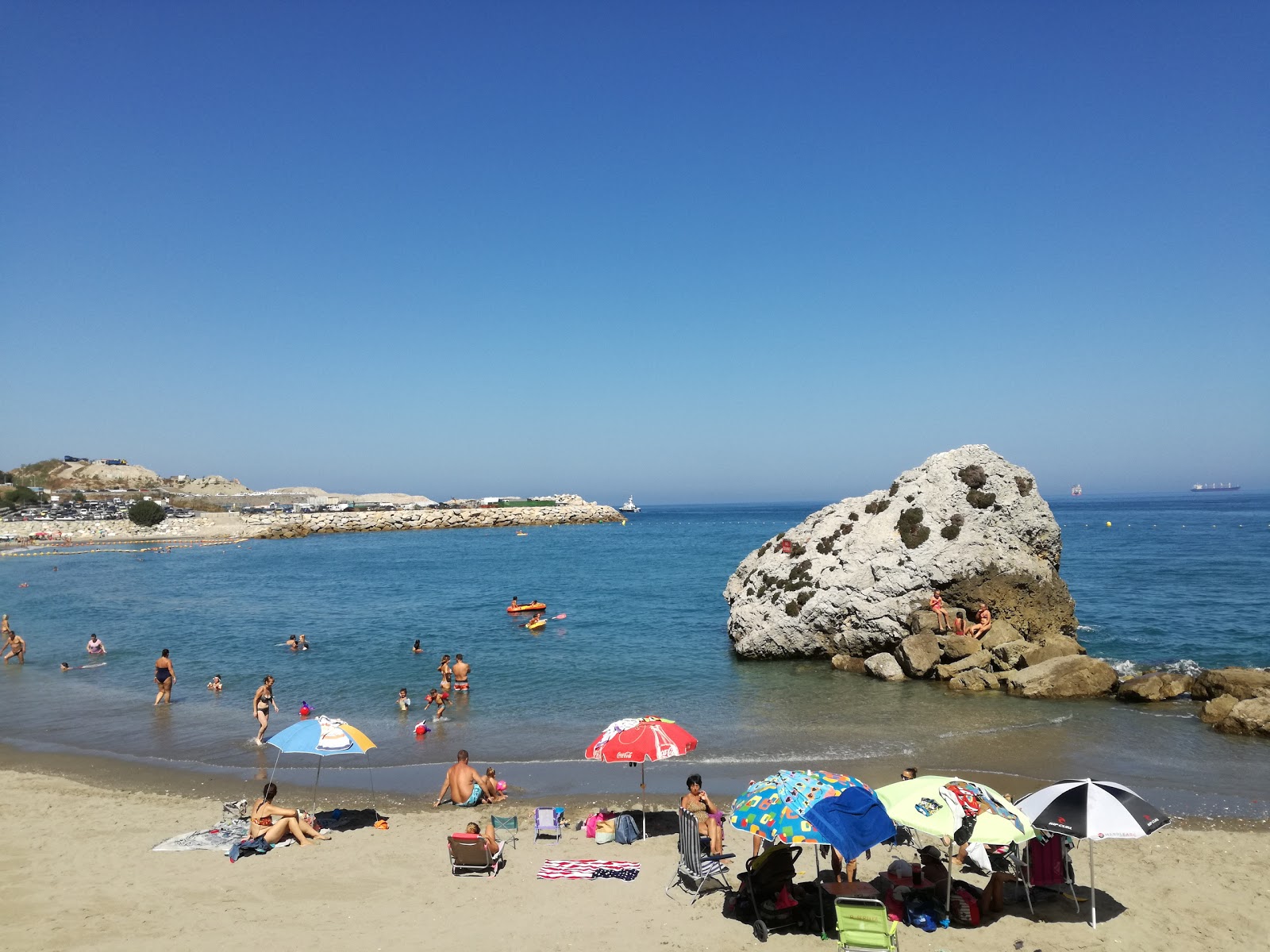 Foto af Catalan Bay Beach med lille bugt