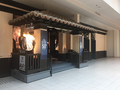 Hollister Co., 701 Lynnhaven Pkwy #1052, Virginia Beach, VA 23452, USA, 