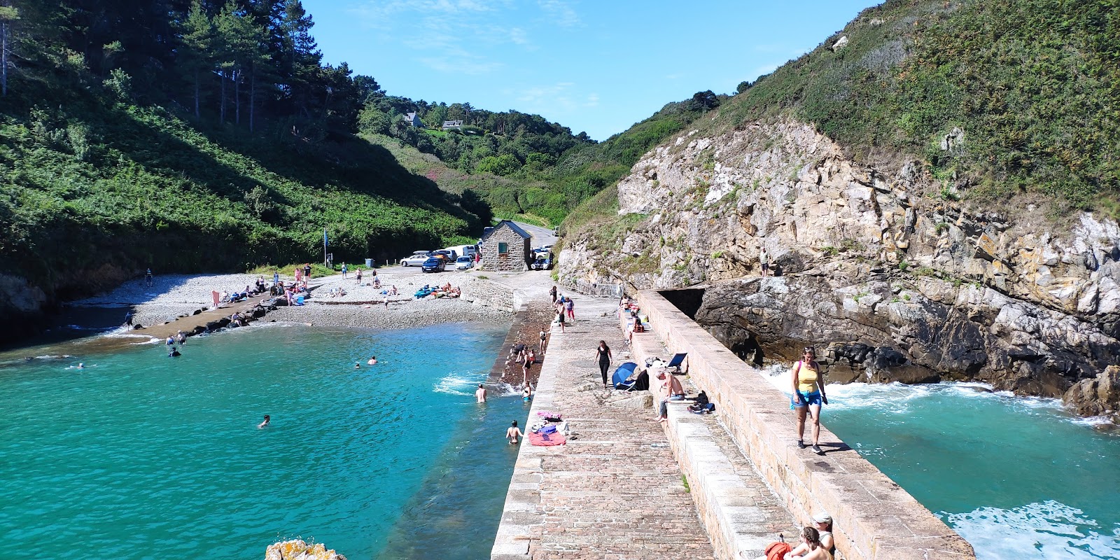 Foto di Plage de Port Moguer con una superficie del ciottoli grigi