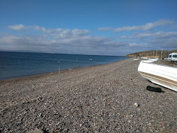 Kucukbahce beach'in fotoğrafı uçurumlarla desteklenmiş