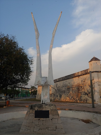 Moderna escultura representando el Águila Mexicana