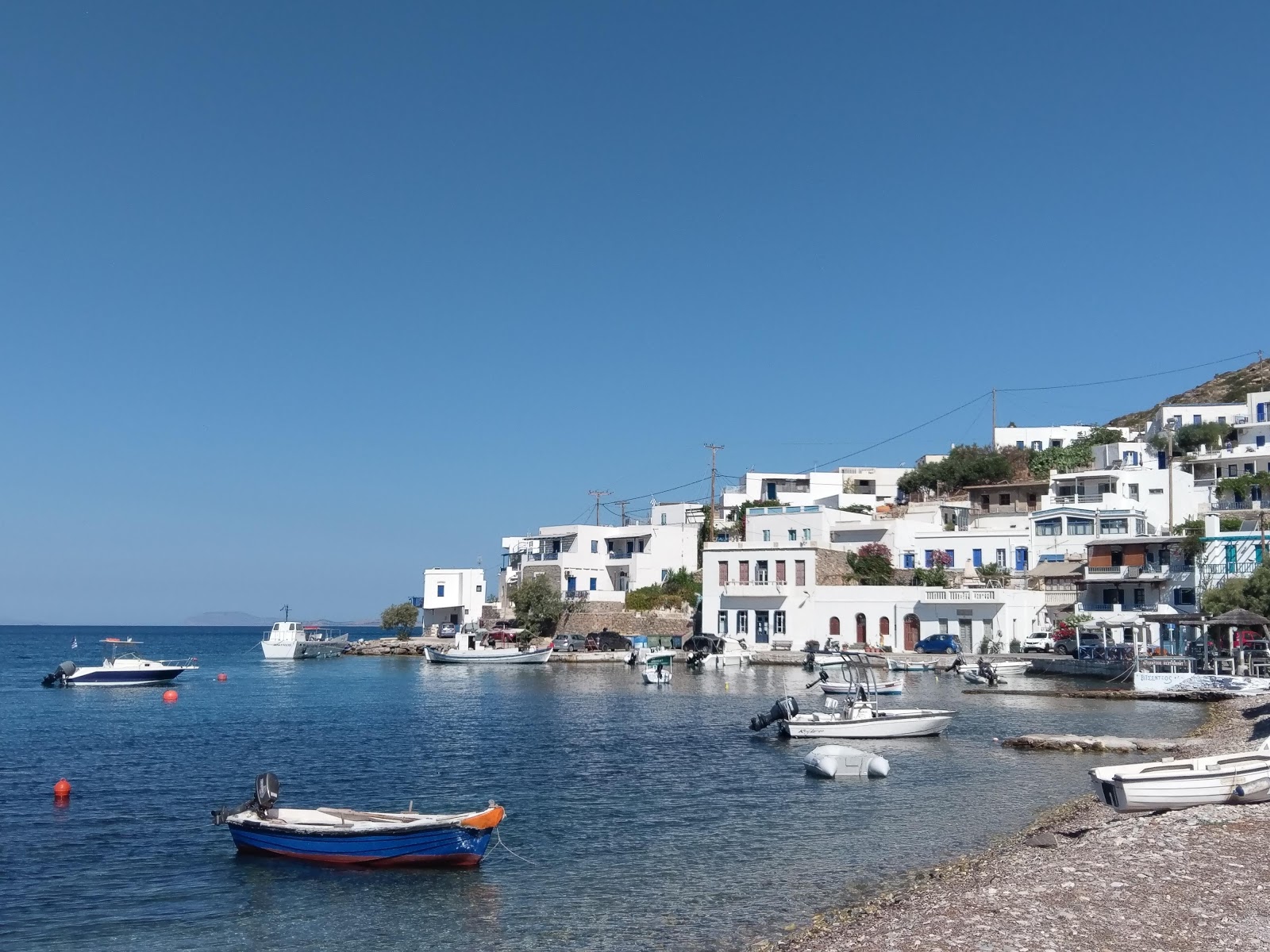 Zdjęcie Katapola Beach poparte klifami