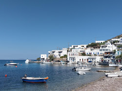 Zdjęcie Katapola Beach poparte klifami