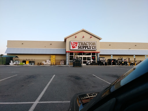 Tractor Supply Co., 8986 Courthouse Rd, Louisa, VA 23093, USA, 