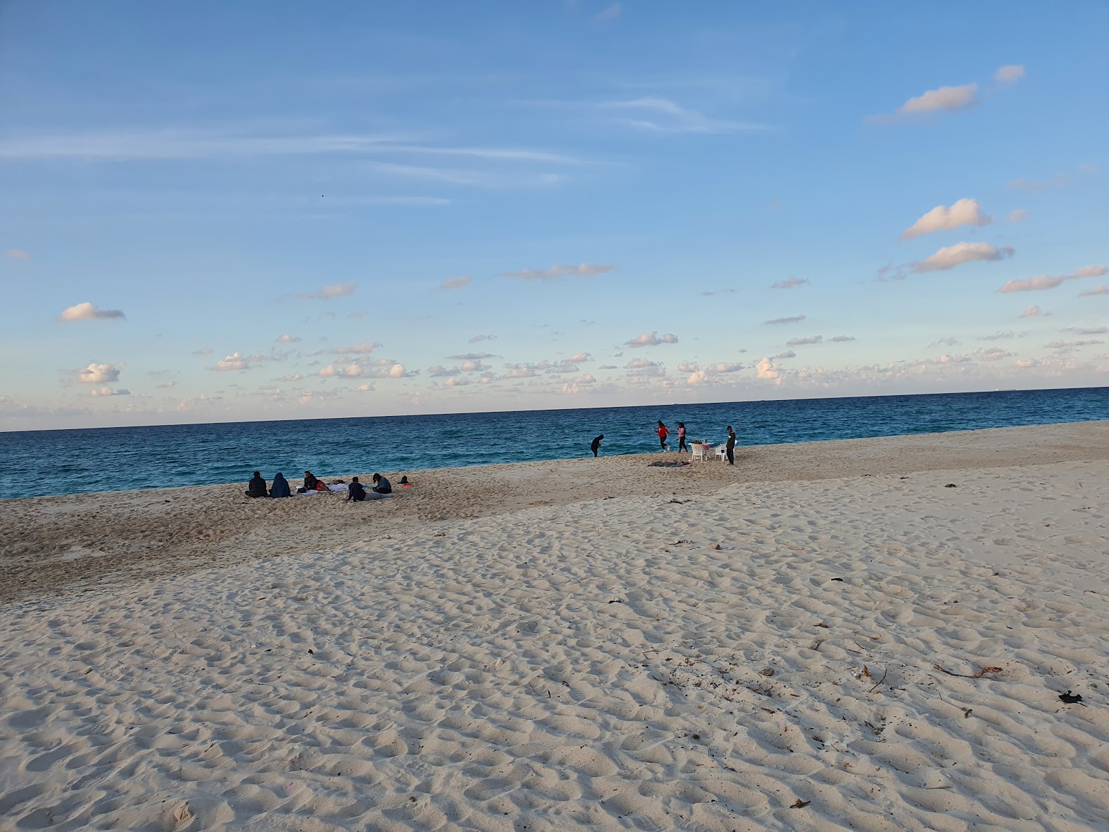 Foto de El-Shorouk Beach - lugar popular entre os apreciadores de relaxamento
