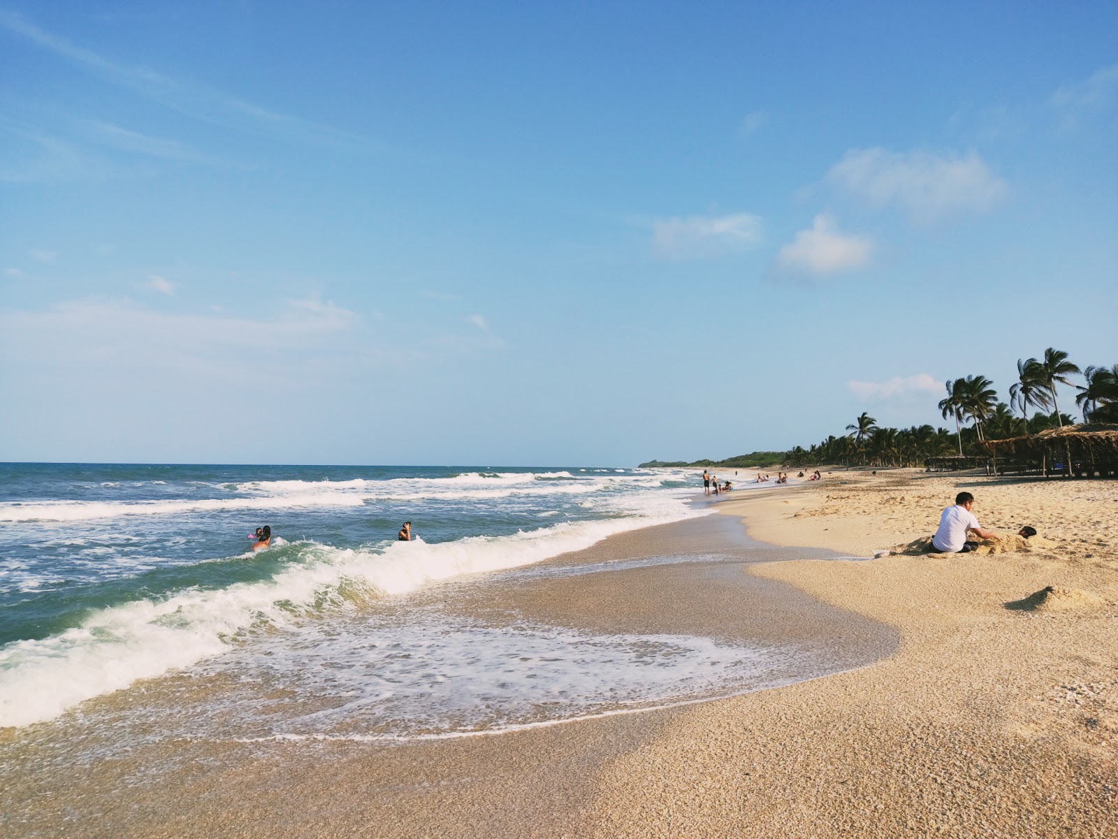 Φωτογραφία του Playa Chaparrales με μπεζ άμμος επιφάνεια