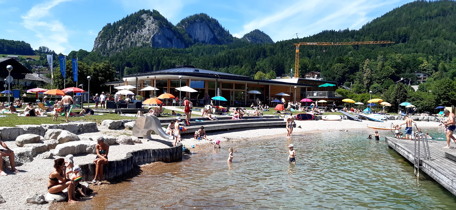 Zdjęcie Strandbad Sankt Gilgen poparte klifami