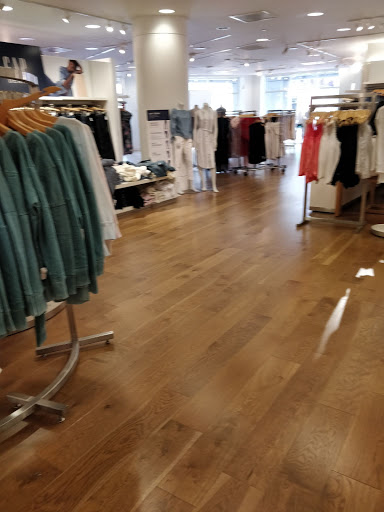 Clothing Store «Gap», reviews and photos, 200 State St, Boston, MA 02109, USA