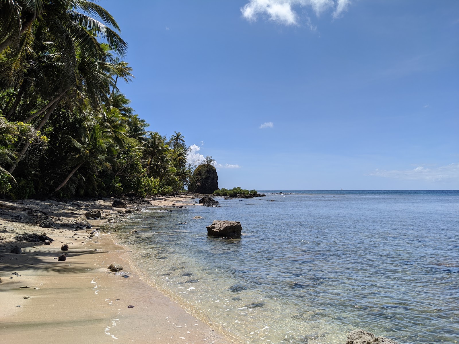 Foto di Sella Bay con una superficie del sabbia con pietre
