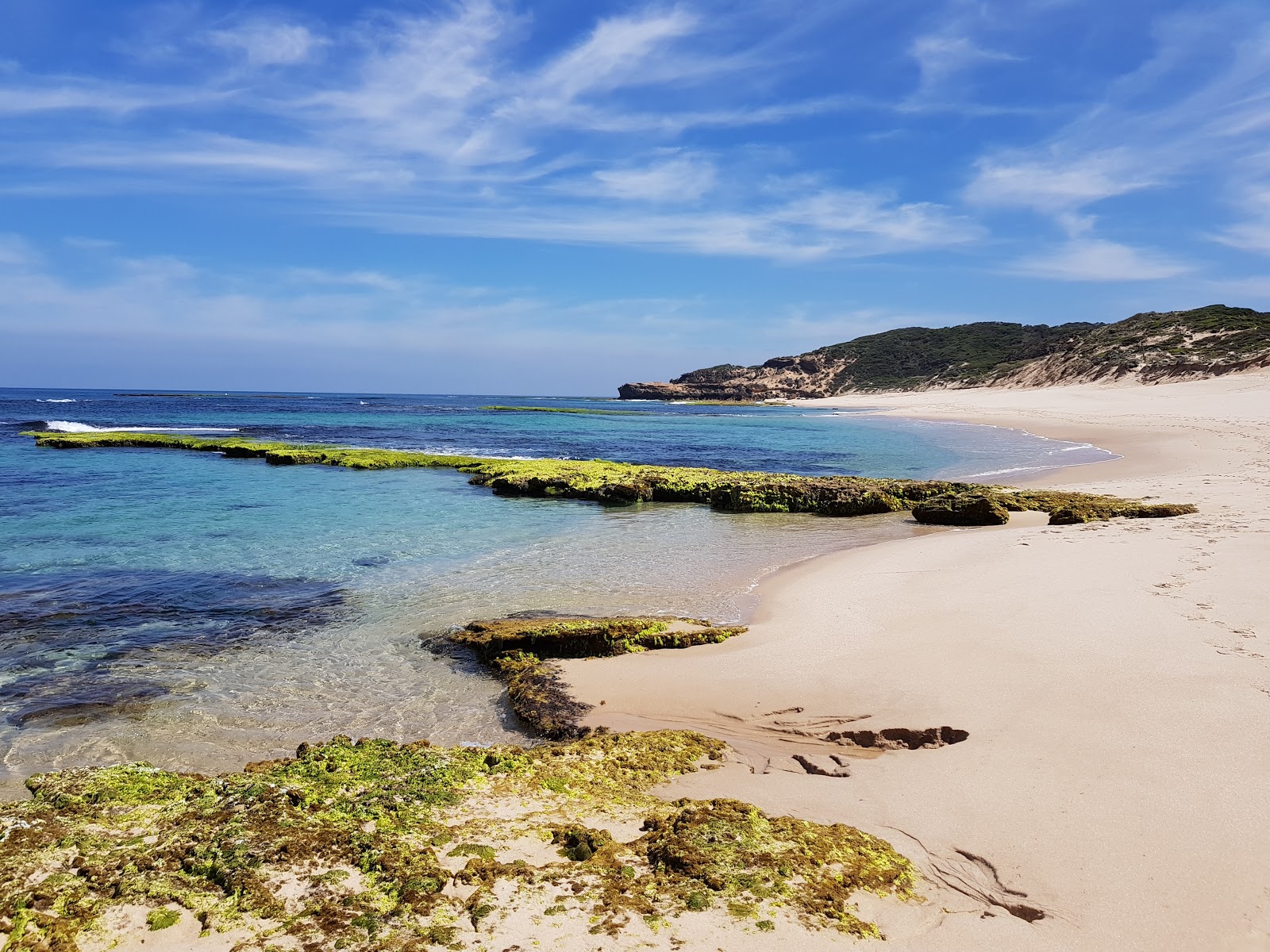 Φωτογραφία του Koonya Ocean Beach με μπεζ άμμος επιφάνεια