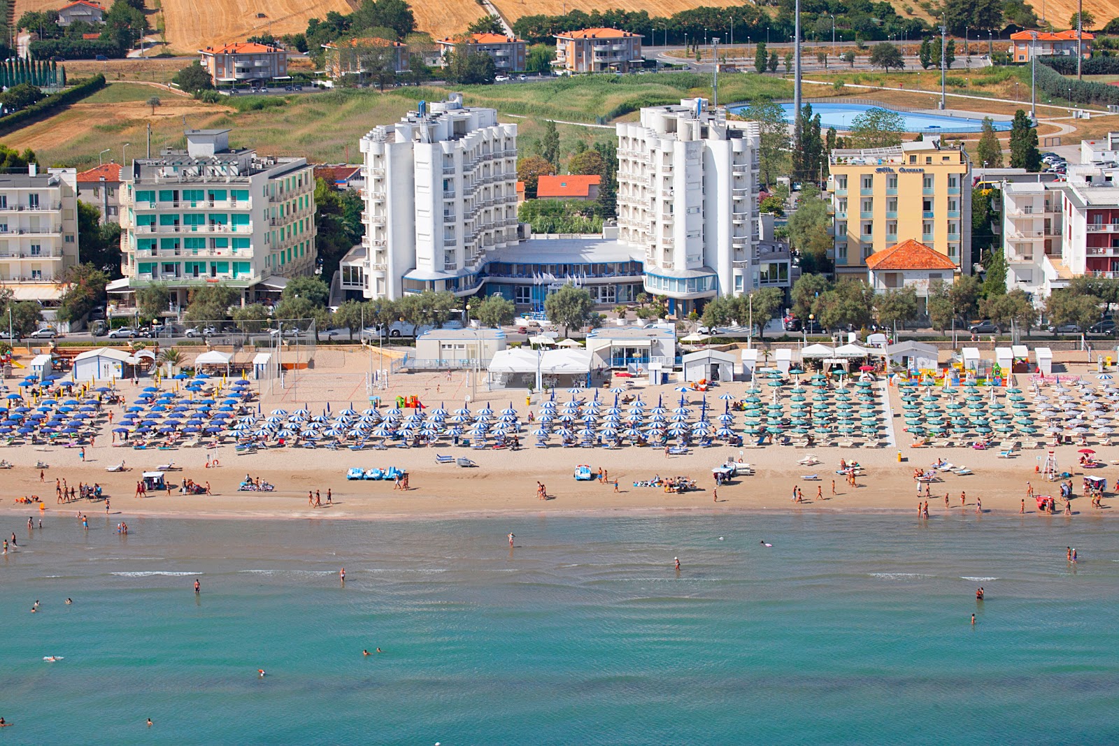 Fotografie cu Rotonda a mare zonă de stațiune de pe plajă