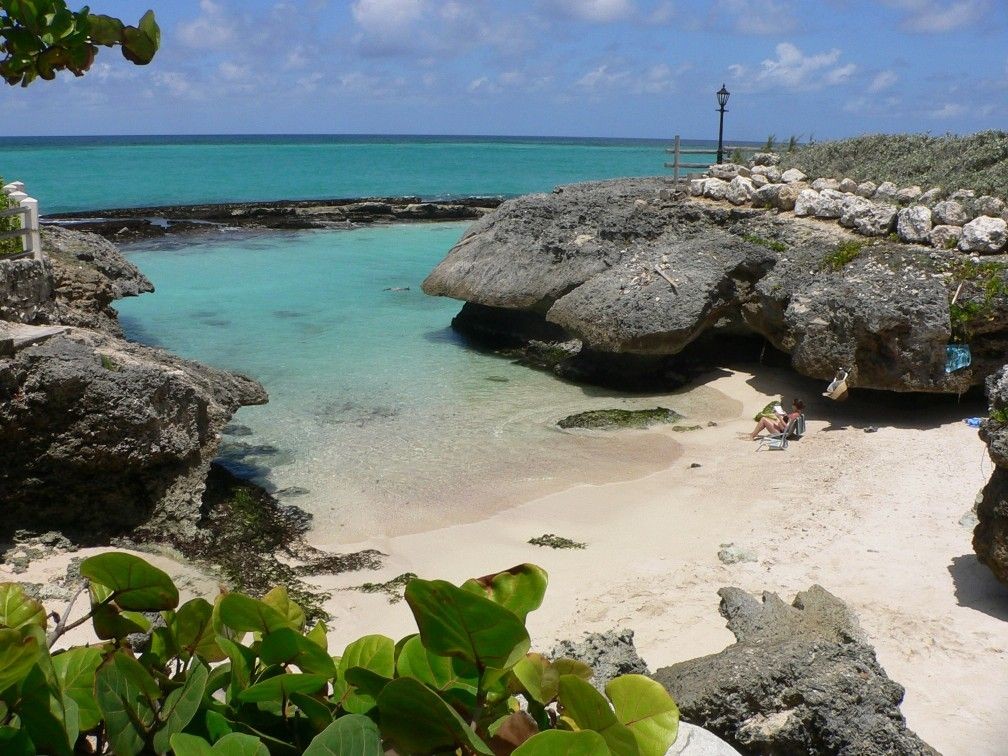 Foto di Shark Hole beach con una superficie del sabbia beige fine