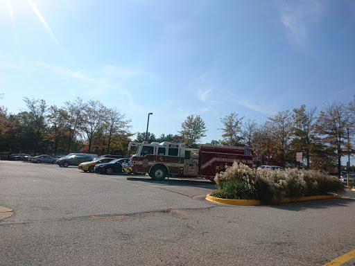 Shopping Mall «Burke Centre Shopping Center», reviews and photos, 5649 Burke Centre Pkwy, Burke, VA 22015, USA