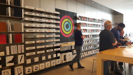 Computer Store «Apple Eton», reviews and photos, 28849 Chagrin Blvd, Woodmere, OH 44122, USA