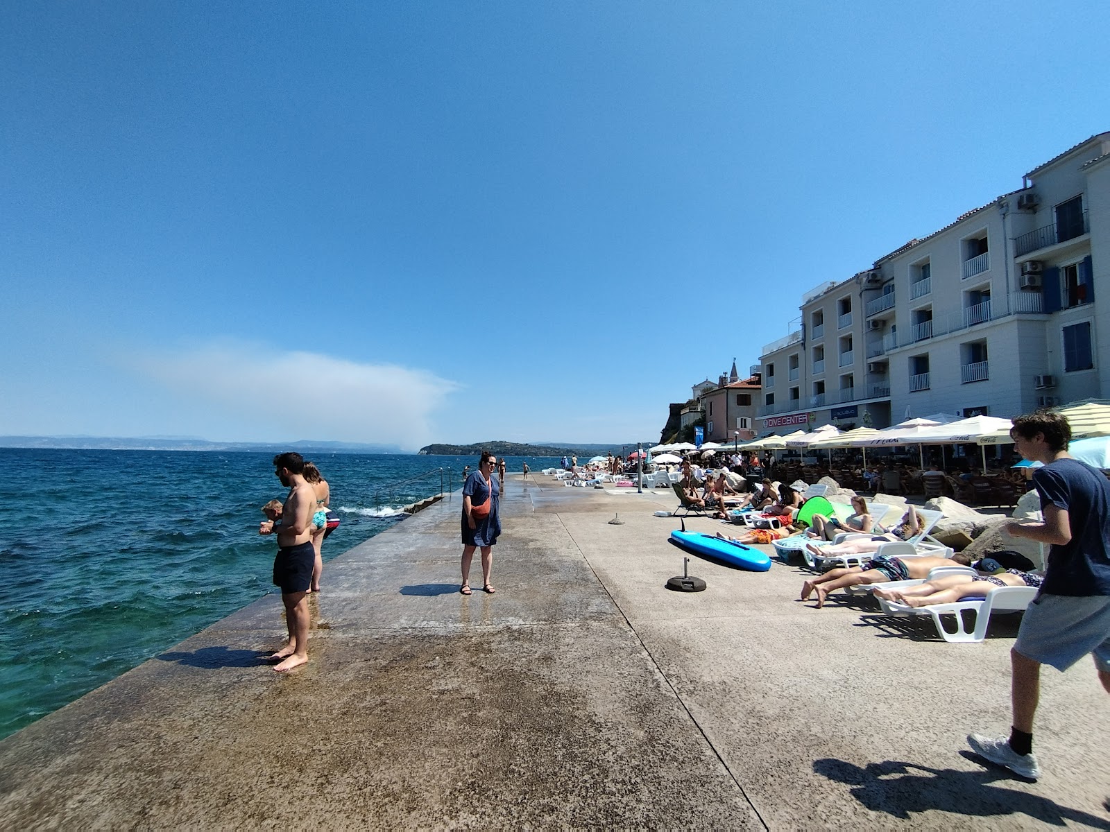 Foto di Plaza Piran con una superficie del superficie in cemento pavimentata