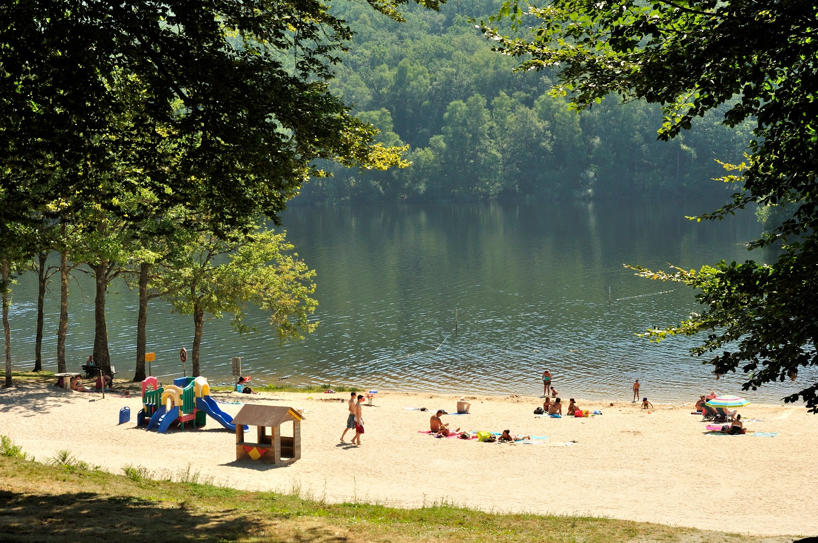 Plage du Lac des Bariousses'in fotoğrafı düz bir kıyı şeridi ile birlikte