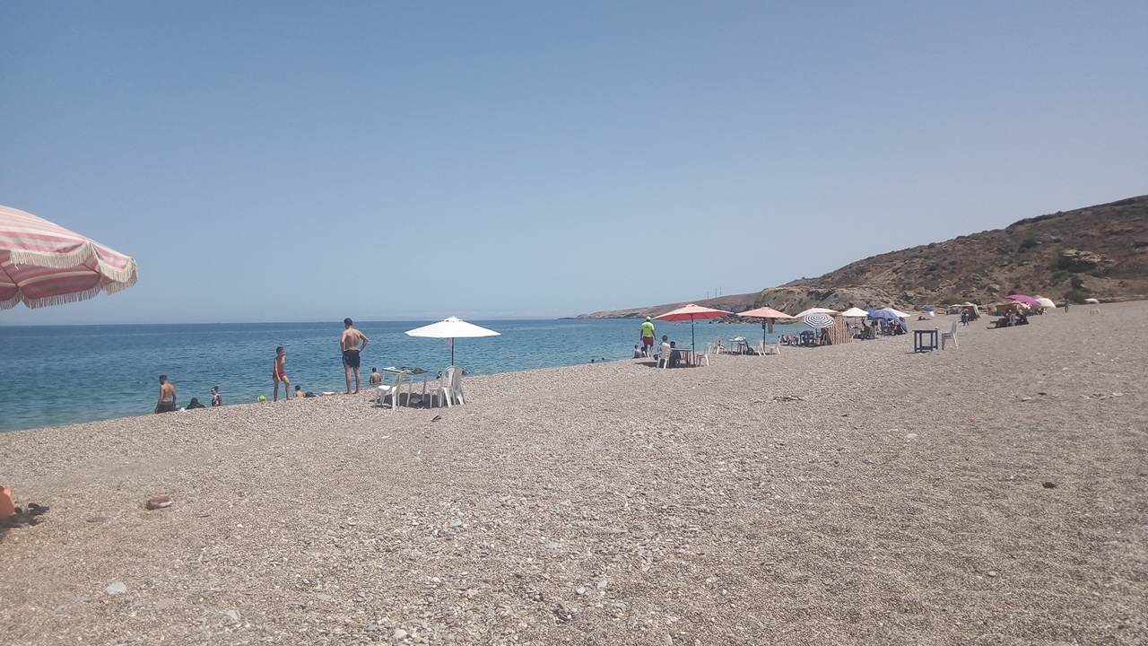 Foto van Boukhizzou beach met recht en lang