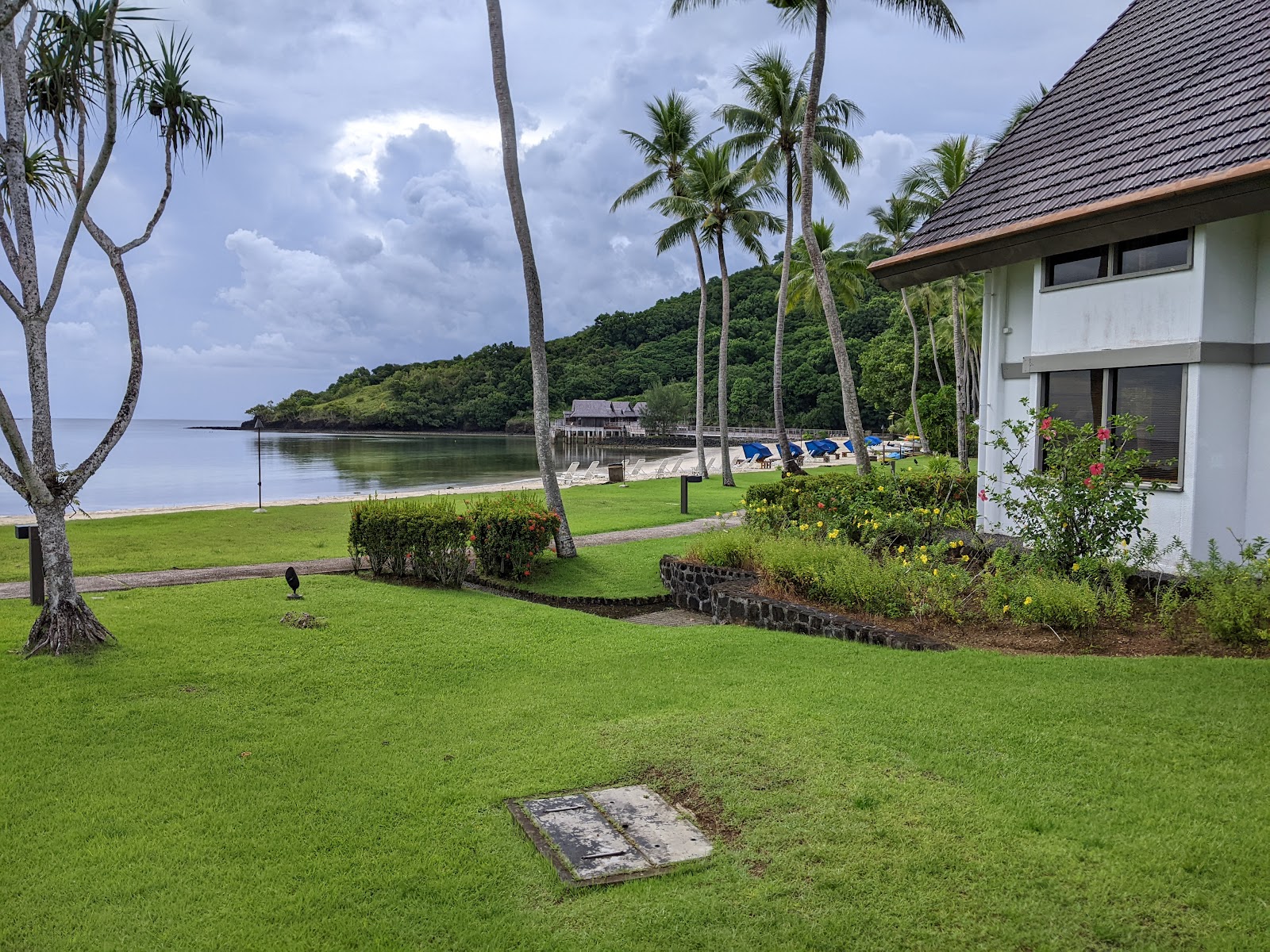 Fotografie cu Palau Pacific Resort sprijinit de stânci