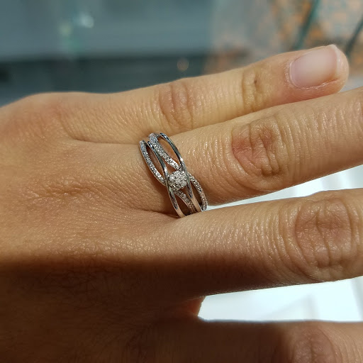 Jewelry Store «Helzberg Diamonds», reviews and photos, 400 Nichols Rd, Kansas City, MO 64112, USA