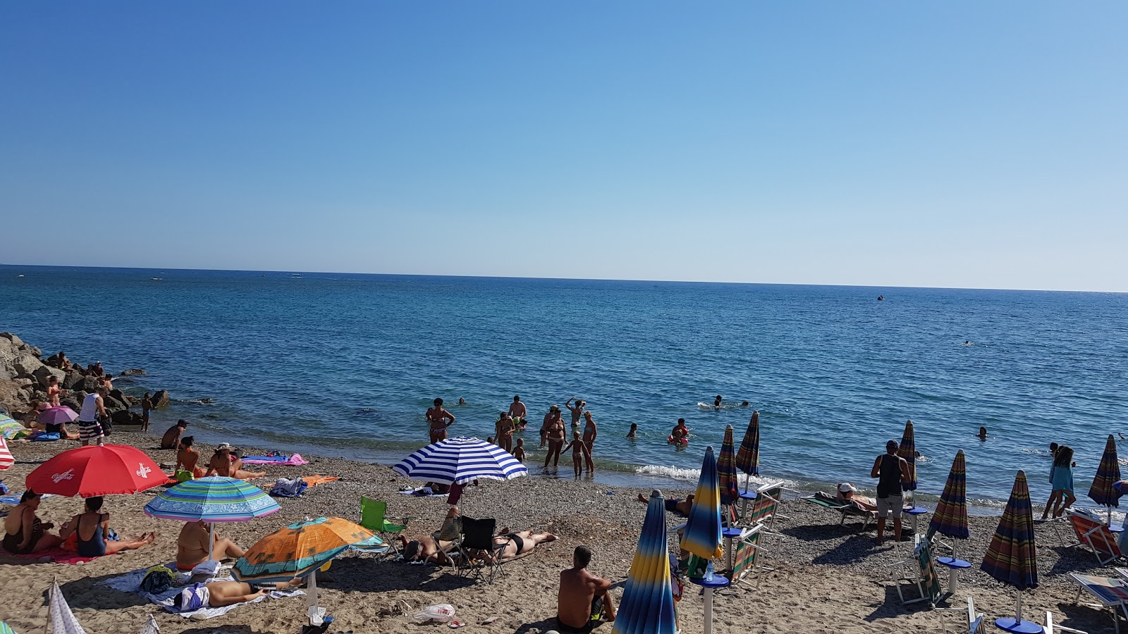 Foto de Currilave beach com linha costeira longa e reta