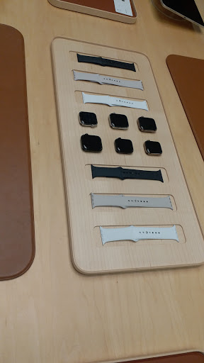 Computer Store «Apple Suburban Square», reviews and photos, 61 Saint James Pl, Ardmore, PA 19003, USA