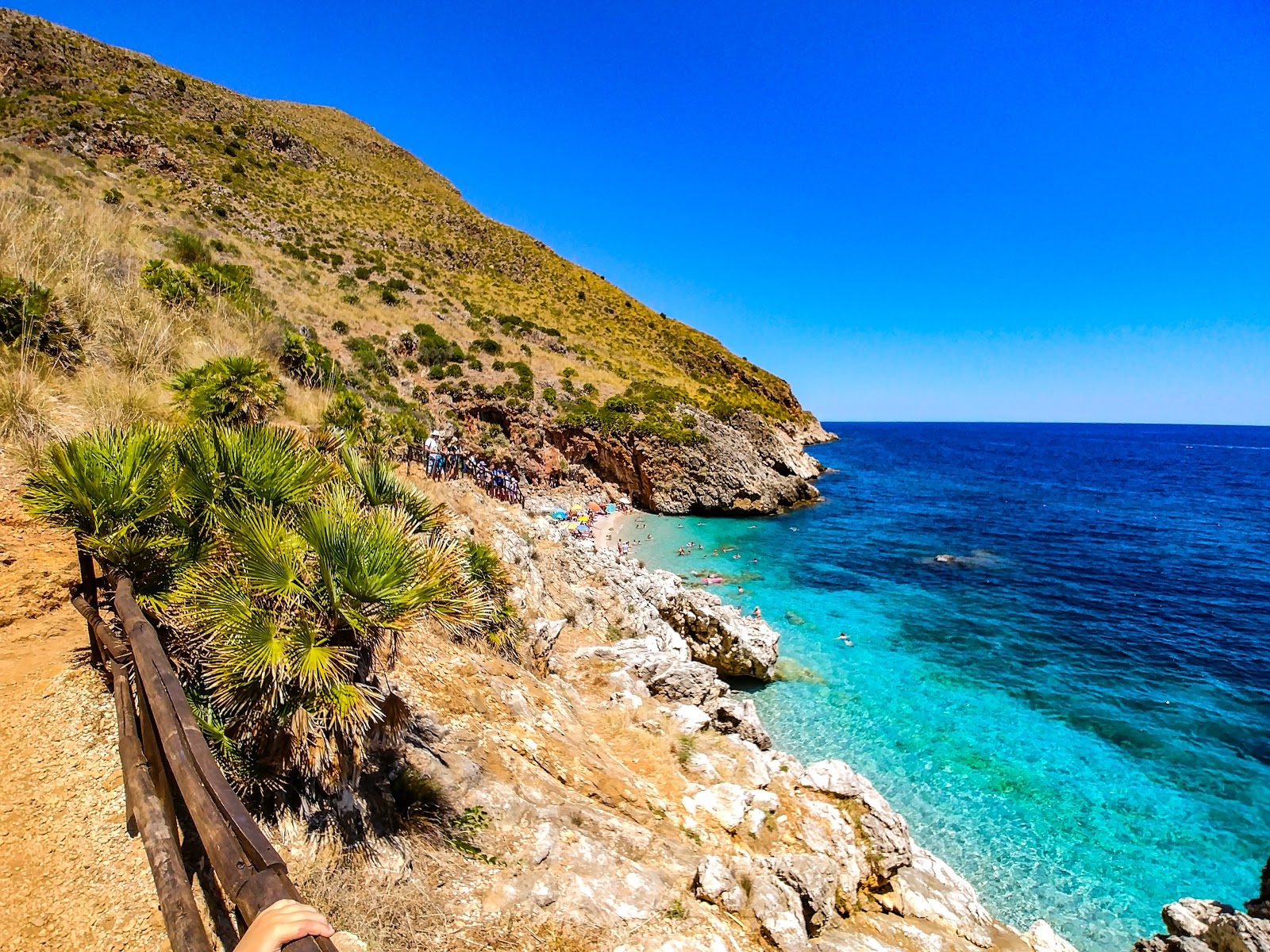 Cala Capreria'in fotoğrafı düz bir kıyı şeridi ile birlikte