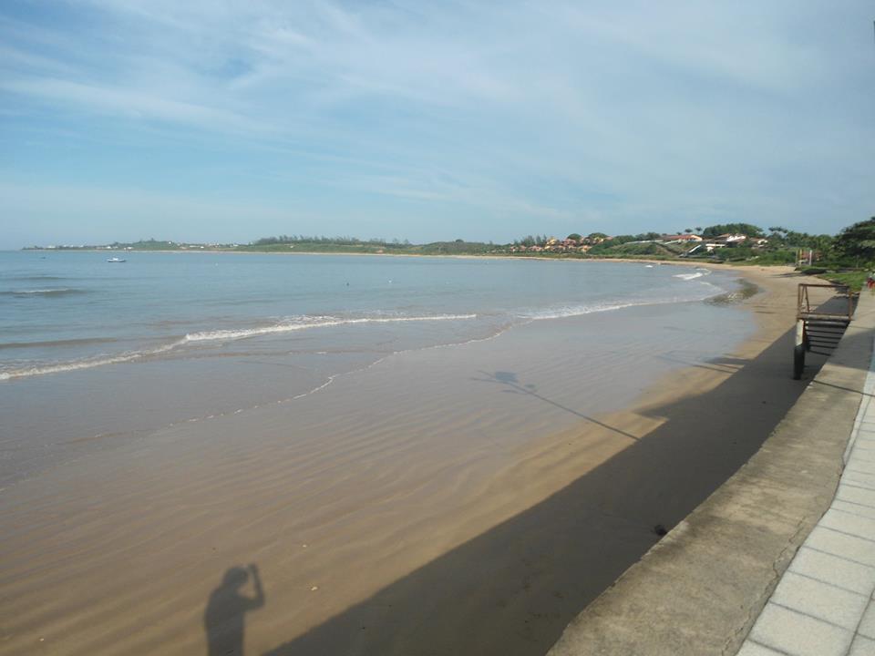 Photo de Plage d'Anchieta avec rivage droit, long