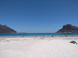 Photo de Hout Bay beach protégé par des falaises