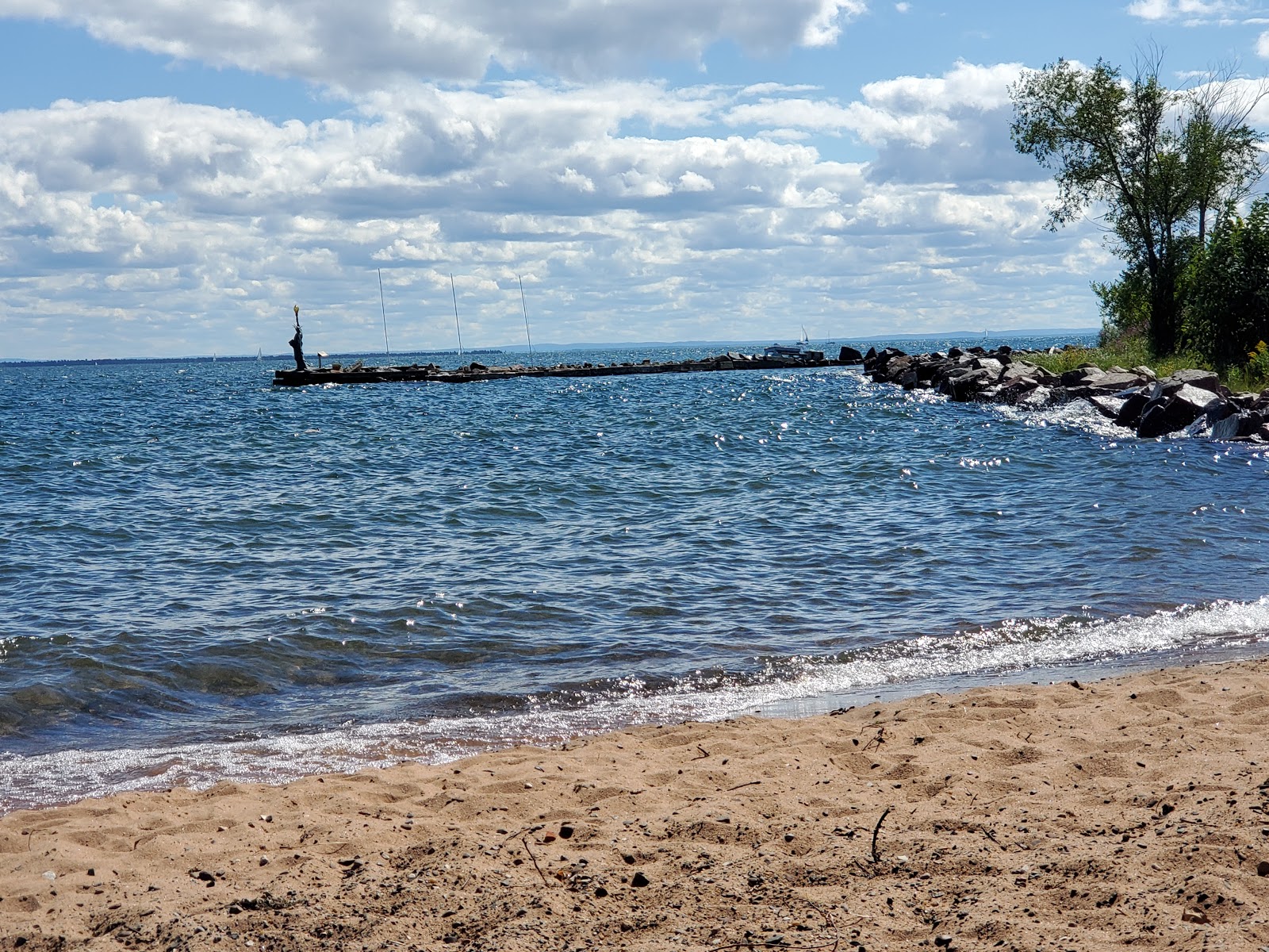 Foto di Halvor Reiten Beach con una superficie del sabbia beige