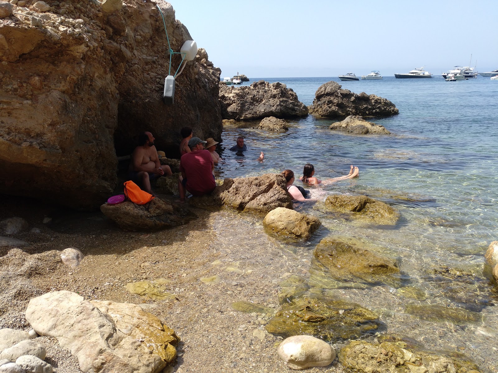 Cala en Basset'in fotoğrafı uçurumlarla desteklenmiş