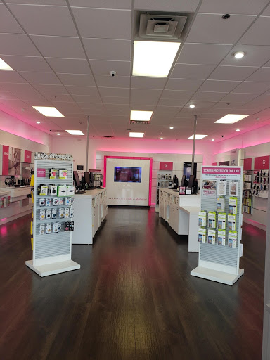Cell Phone Store «T-Mobile», reviews and photos, 3670 Center Rd, Brunswick, OH 44212, USA