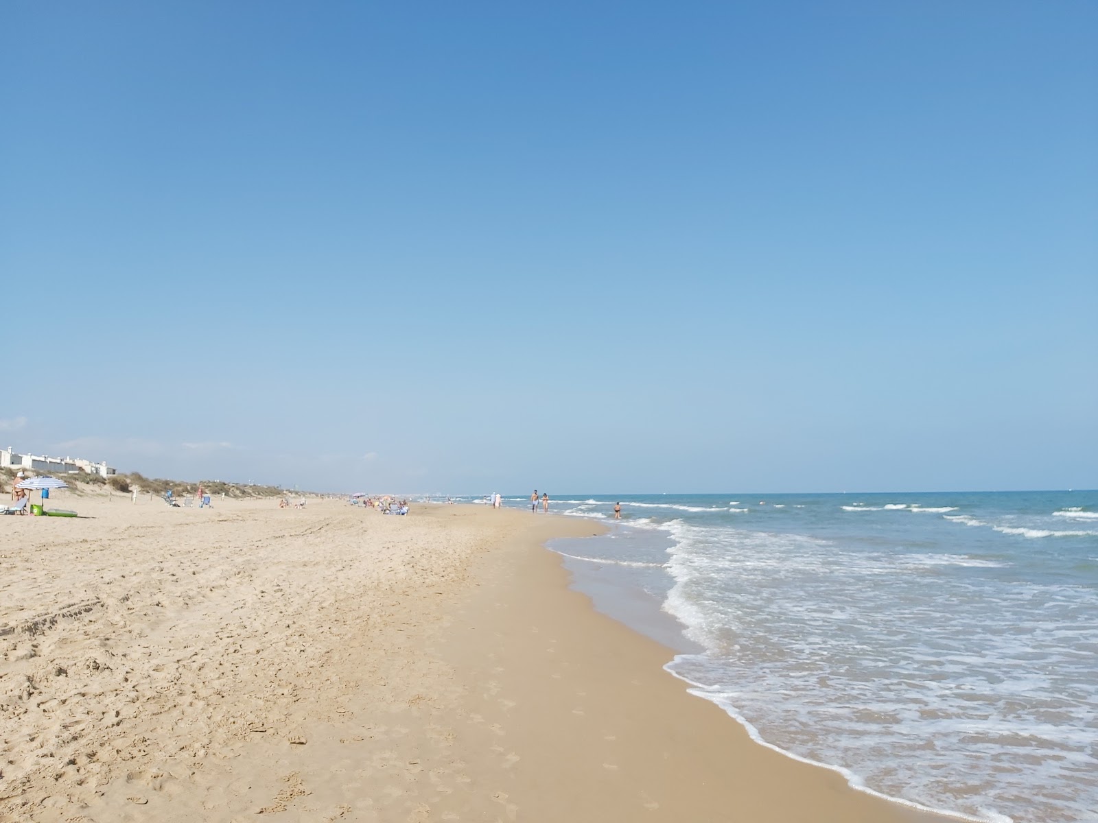 Φωτογραφία του Platja la devesa με καφέ άμμος επιφάνεια