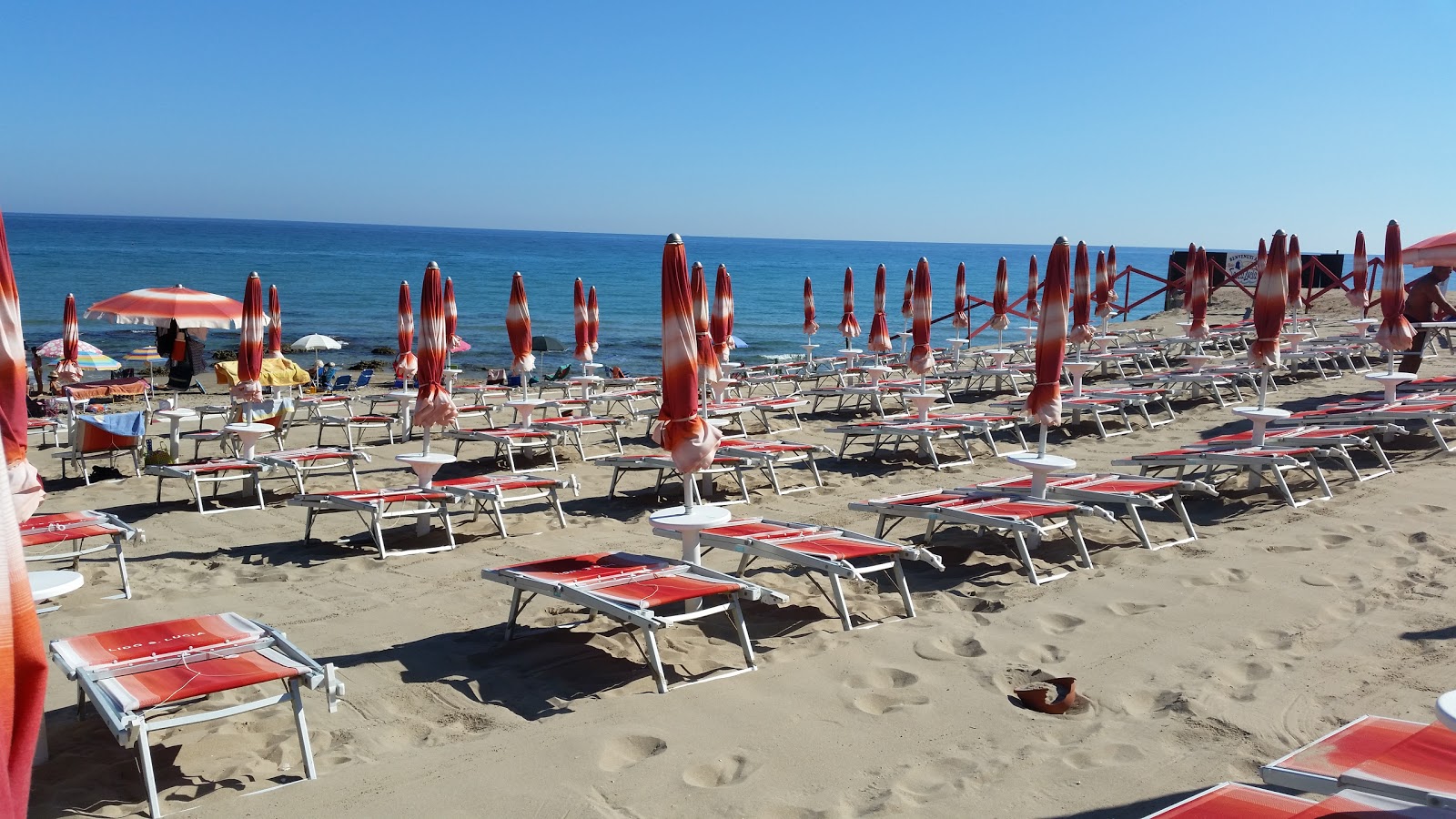 Foto von Santa Lucia Beach umgeben von Bergen
