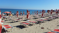 Foto von Santa Lucia Beach umgeben von Bergen