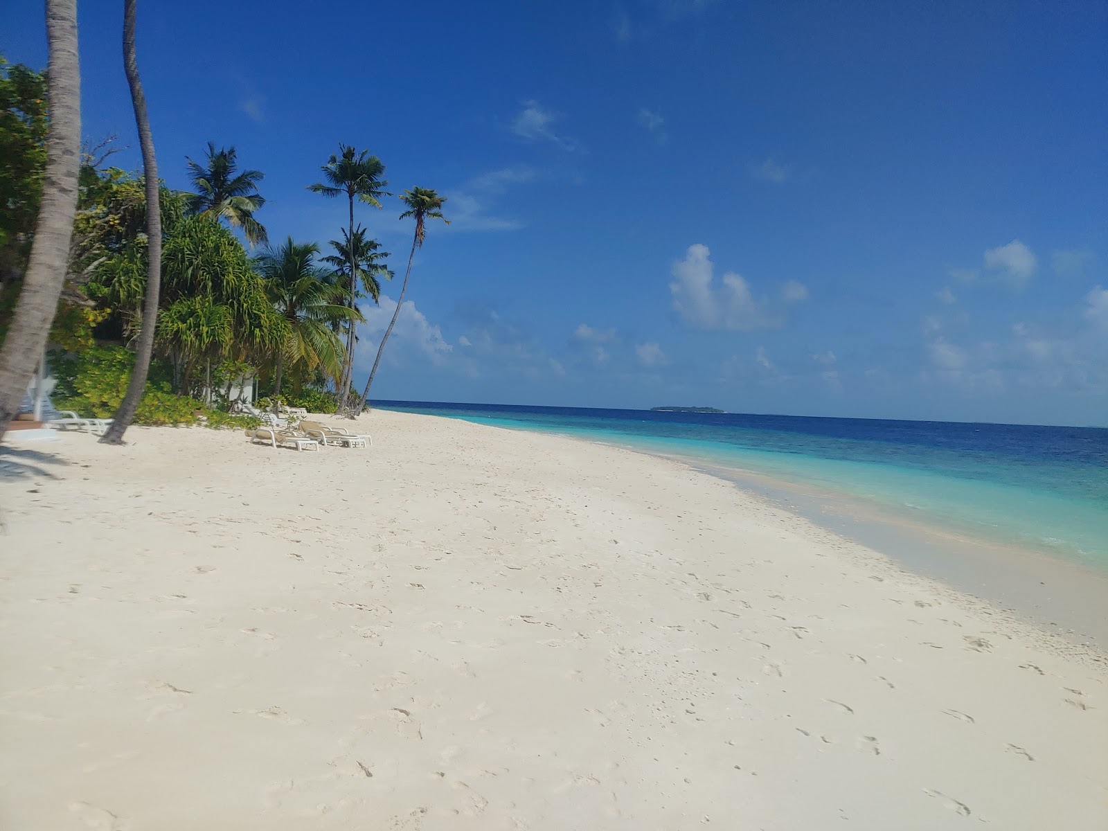 Foto von Hirundhoo Island Beach und die siedlung