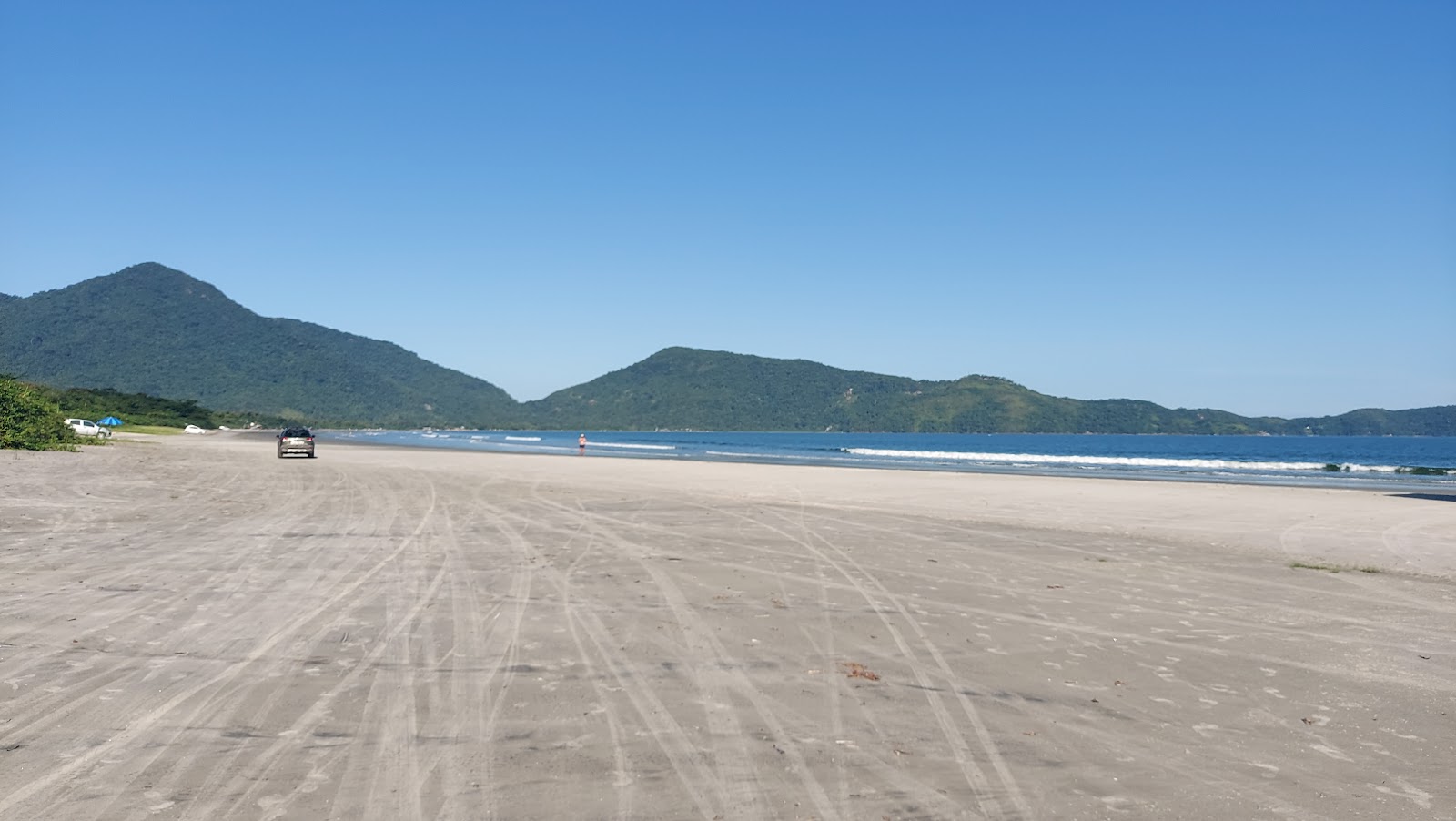 Zdjęcie Plaża Ubatumirim z powierzchnią jasny, drobny piasek