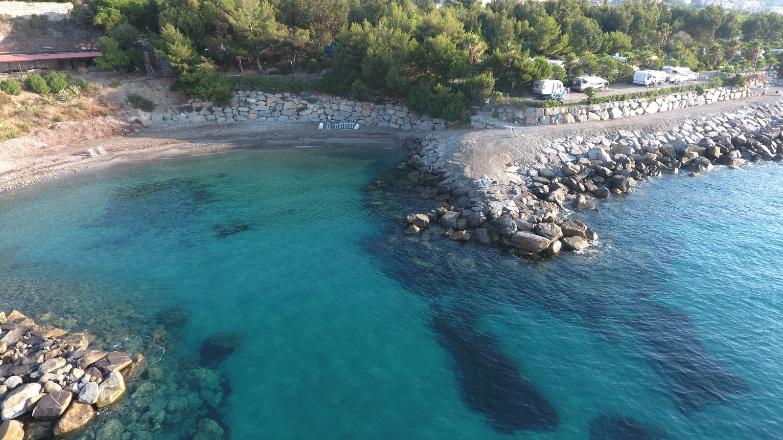 Foto de Volo Beach con arena gris y rocas superficie