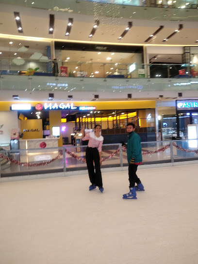 Holiday Wonderland Ice Skating - Grand City Surabaya