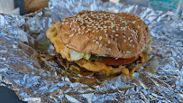 Cheeseburger du Restaurant de hamburgers Five Guys Nice CAP 3000 à Saint-Laurent-du-Var - n°2