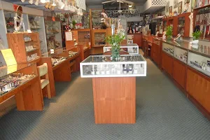 M & M Jewelers image