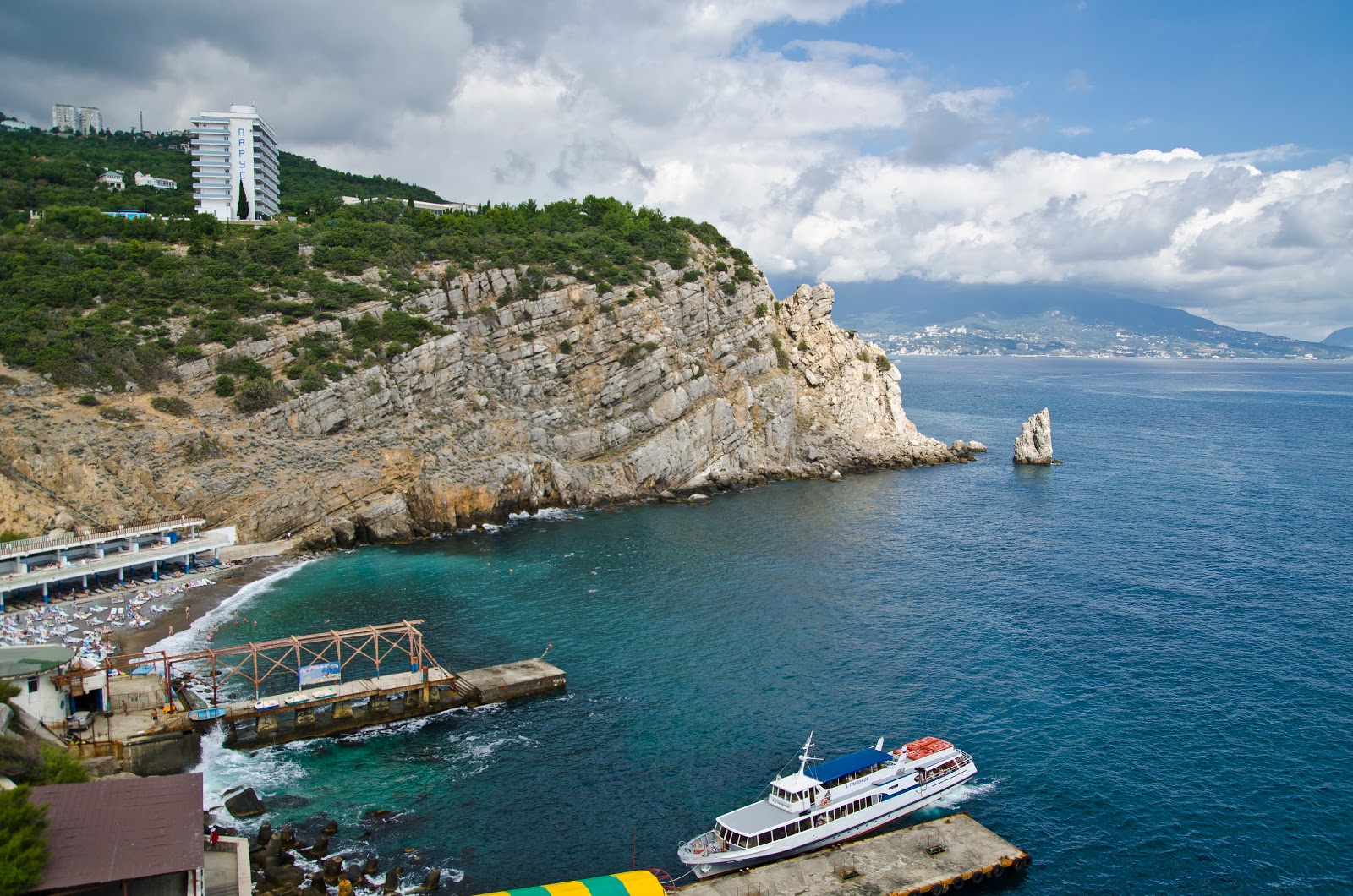 Zhemchuzhina beach'in fotoğrafı küçük koy ile birlikte