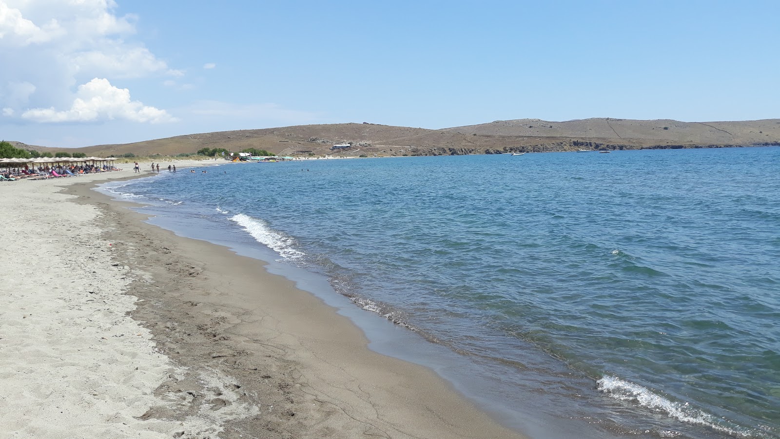 Photo de Evgatis Beach avec plusieurs baies spacieuses
