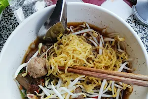 ก๋วยเตี๋ยวเฮียน้อย image