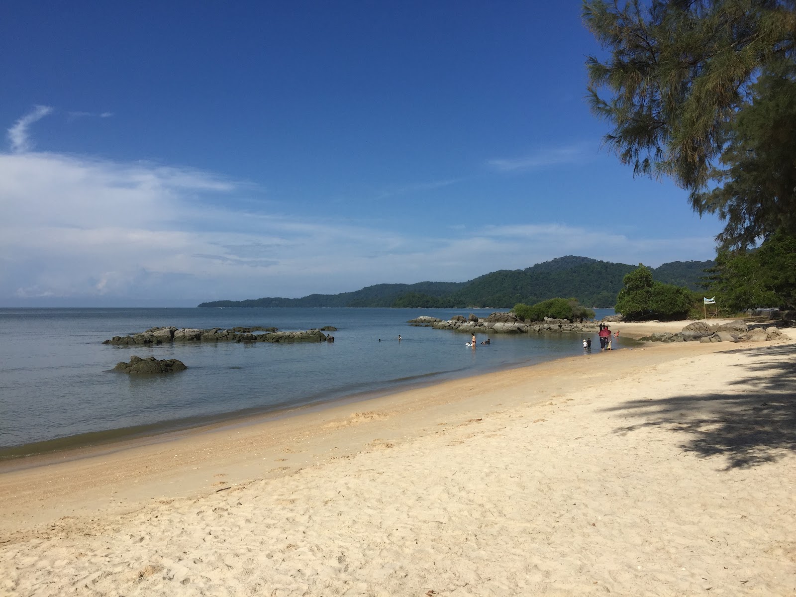 Teluk Bayu Beach'in fotoğrafı ve yerleşim