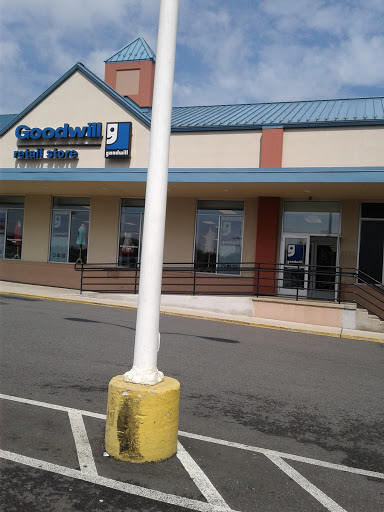 Thrift Store «Goodwill Retail Store & Donation Center», reviews and photos, 6220 Richmond Hwy, Alexandria, VA 22303, USA